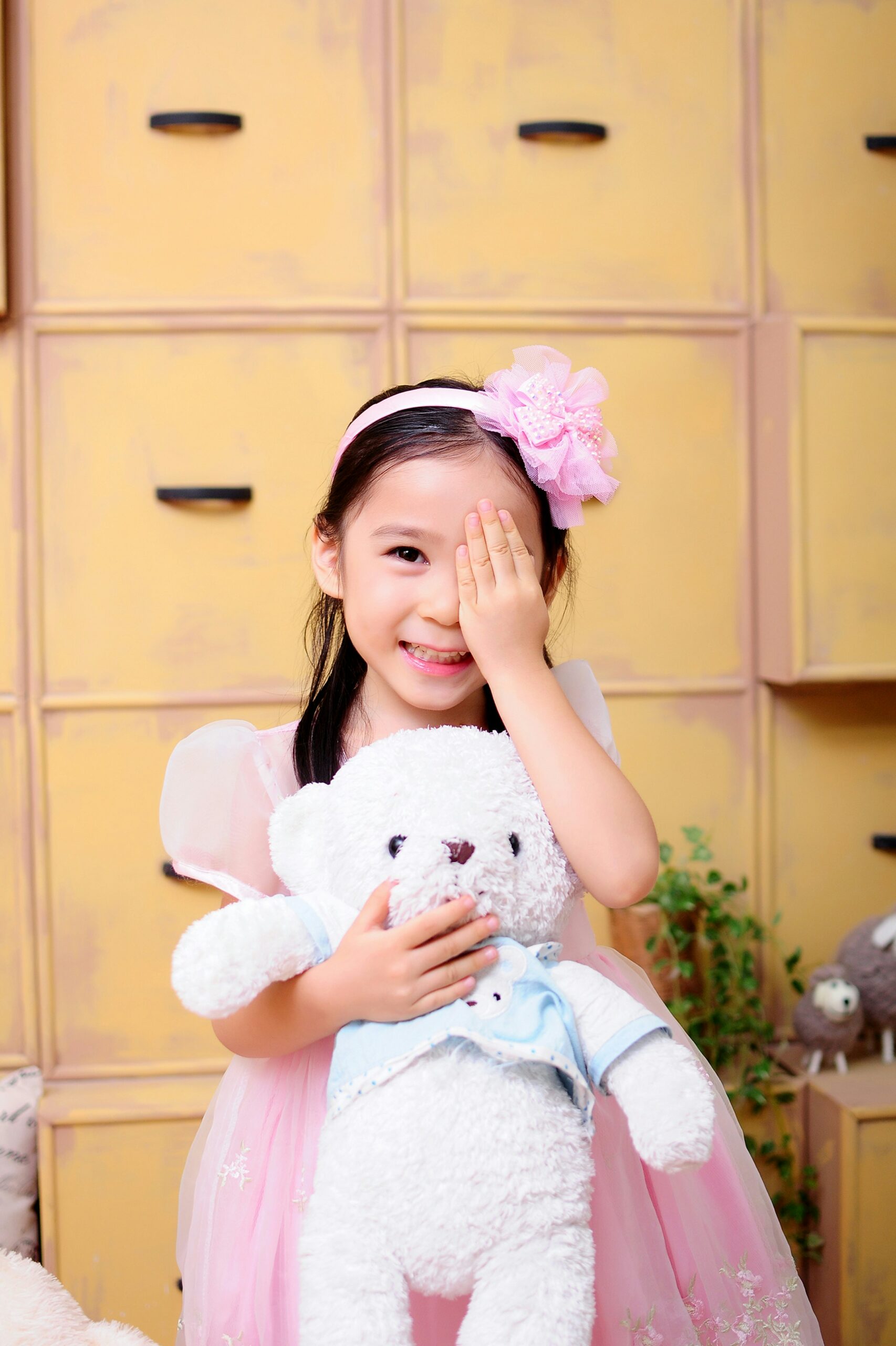 david-zhou--DrSeNEAX2Y-unsplash Une petite fille de 3 ou 4 ans se cache les yeux pour jouer