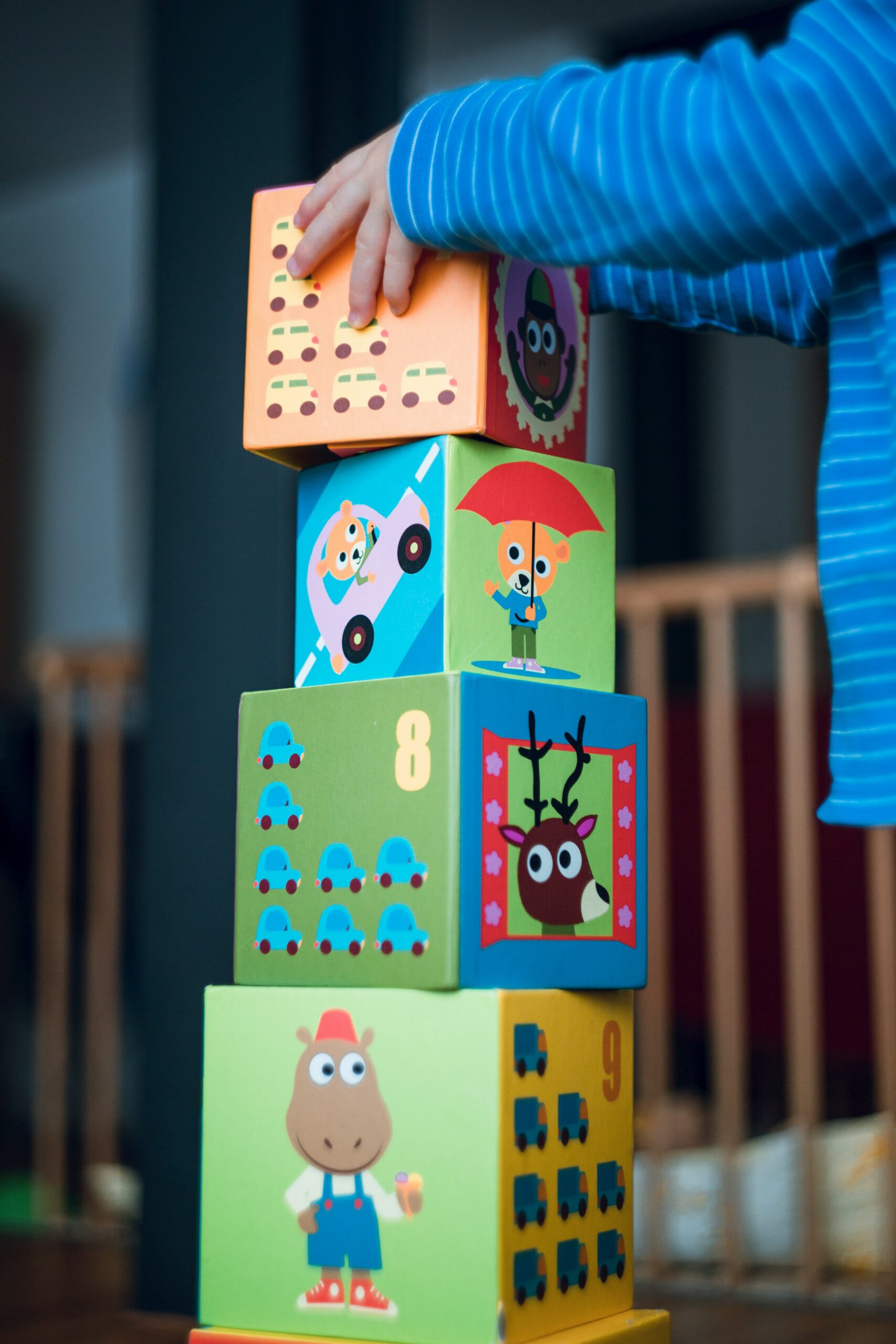 markus-spiske-OO89_95aUC0-unsplash voici la photo d'un jeu en bois pour enfant style poupée gigogne
