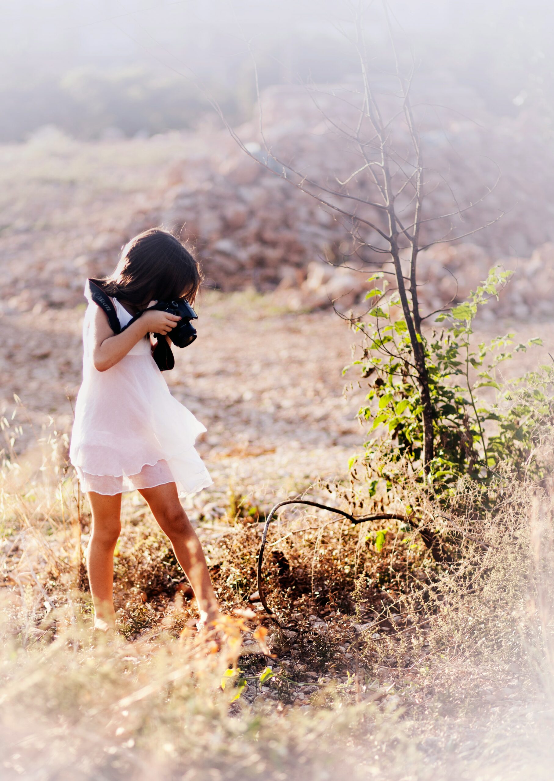 monica-gozalo-L7yiLVsW6iQ-unsplash Enfant qui photgraphie la nature avec un appareil photo